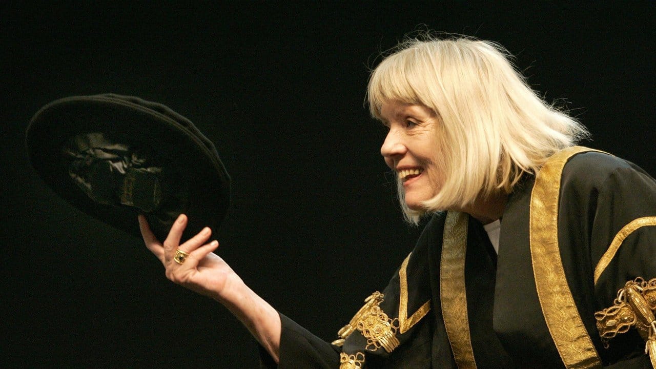 Diana Rigg zieht den Hut (2008). Diana Rigg zieht den Hut (2008).