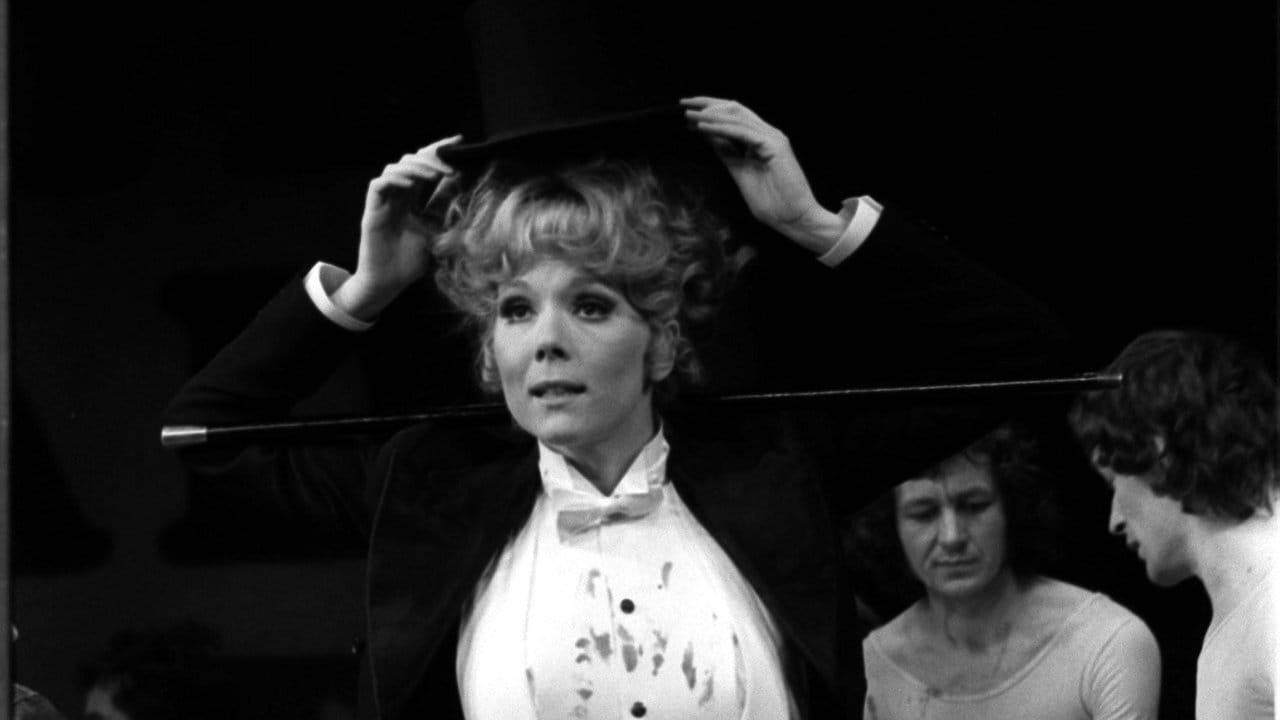 Diana Rigg als Dottie, aufgenommen bei der Probe der Komödie "Jumpers" im Old Vic Theater, London (1999). Diana Rigg als Dottie, aufgenommen bei der Probe der Komödie "Jumpers" im Old Vic Theater, London (1999).