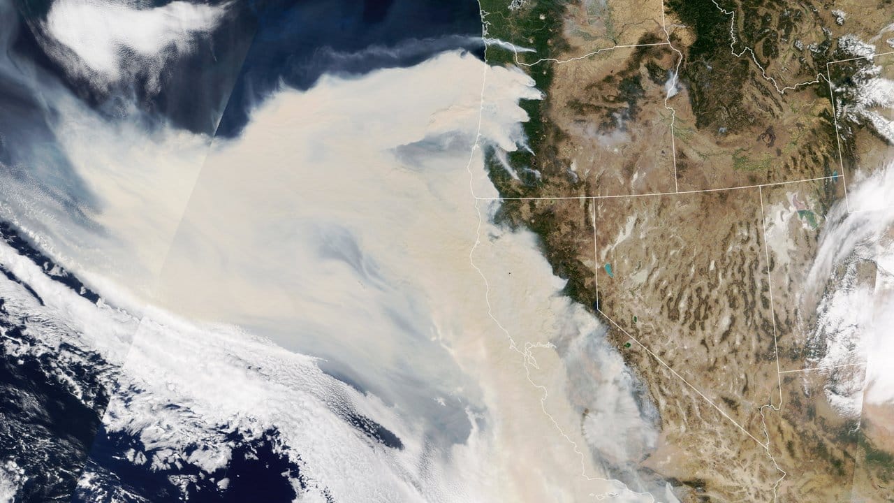 Die Satellitenaufnahme der Nasa zeigt dichte Rauchwolken über der Westküste der USA.