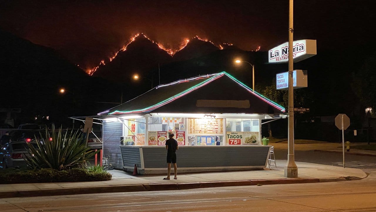 In Monrovia in Kalifornien lodern die Waldbrände in den Hügeln, im Vordergrund ein Fast-Food-Restaurant.