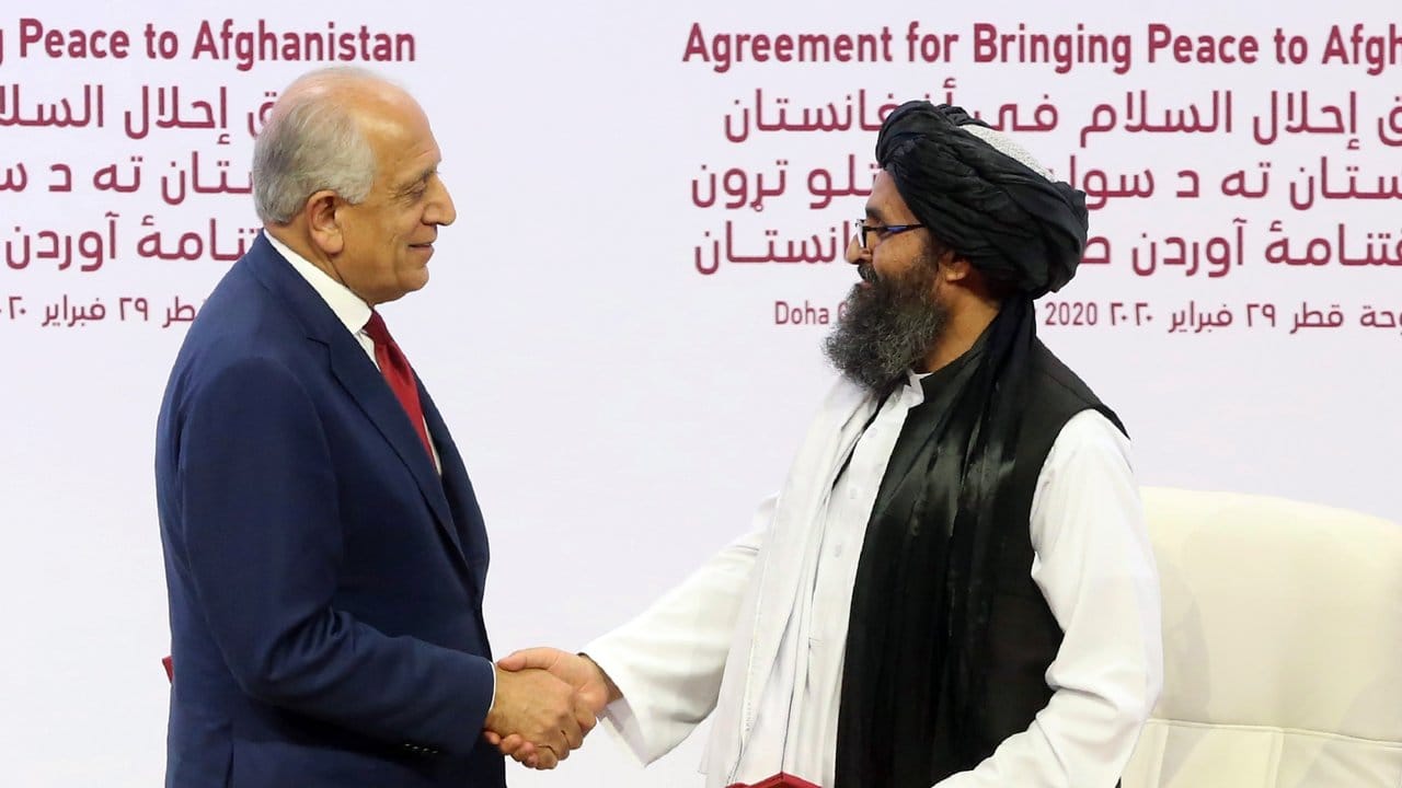 Der US-Sondergesandte Zalmay Khalilzad (l) und Mullah Abdul Ghani Baradar, Vertreter der Taliban, haben ein Abkommen über Wege zu einem Frieden zwischen den USA und der militant-islamistischen Taliban unterzeichnet.