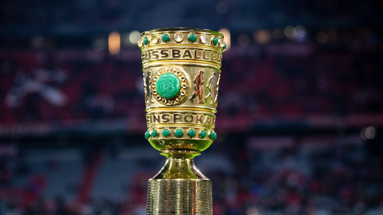 Steht im Mittelpunkt: Alle Mannschaften träumen von der Trophäe des DFB-Pokals.