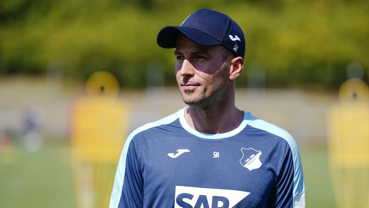 Für Hoffenheims neuen Trainer Sebastian Hoeneß geht es im Pokal gegen den Chemnitzer FC.