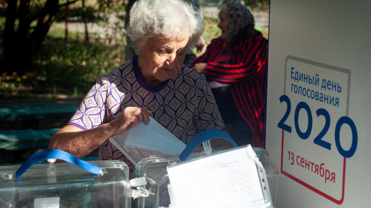 Eine Frau gibt ihre Stimme in einem Wahllokal in Tambow ab.
