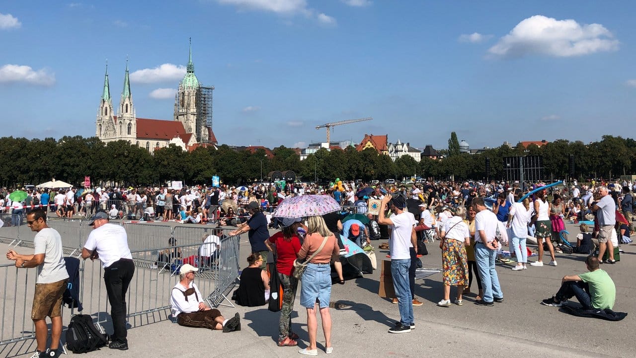Zahlreiche Menschen haben sich zu einer Kundgebung auf der Theresienwiese in München eingefunden. Zahlreiche Menschen haben sich zu einer Kundgebung auf der Theresienwiese in München eingefunden.