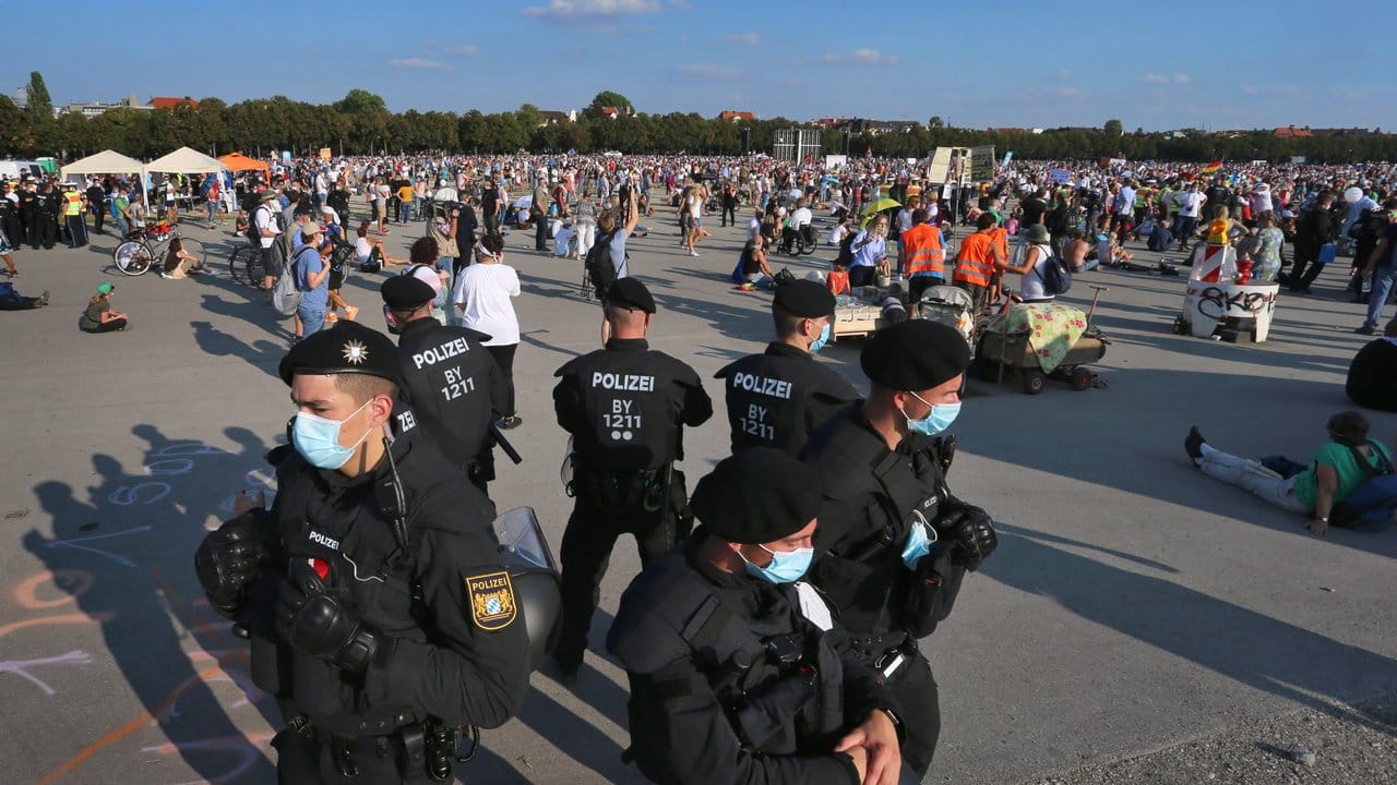 Polizisten haben auf der Theresienwiese bei einer Demonstration gegen die Corona-Maßnahmen einen Kreis gebildet. Polizisten haben auf der Theresienwiese bei einer Demonstration gegen die Corona-Maßnahmen einen Kreis gebildet.