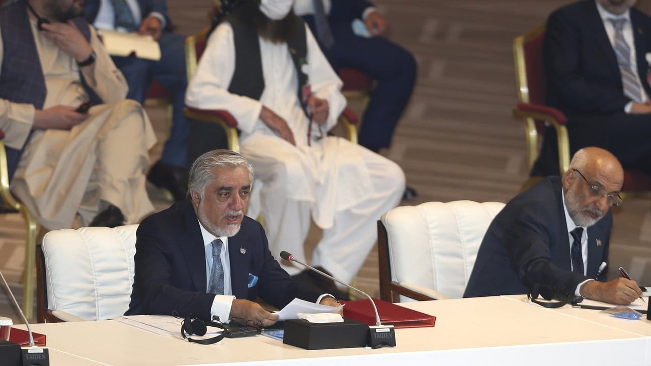 Abdullah Abdullah (l), Vorsitzender des Hohen Rats für Versöhnung, spricht bei der Eröffnungssitzung der Friedensgespräche zwischen der afghanischen Regierung und den Taliban.