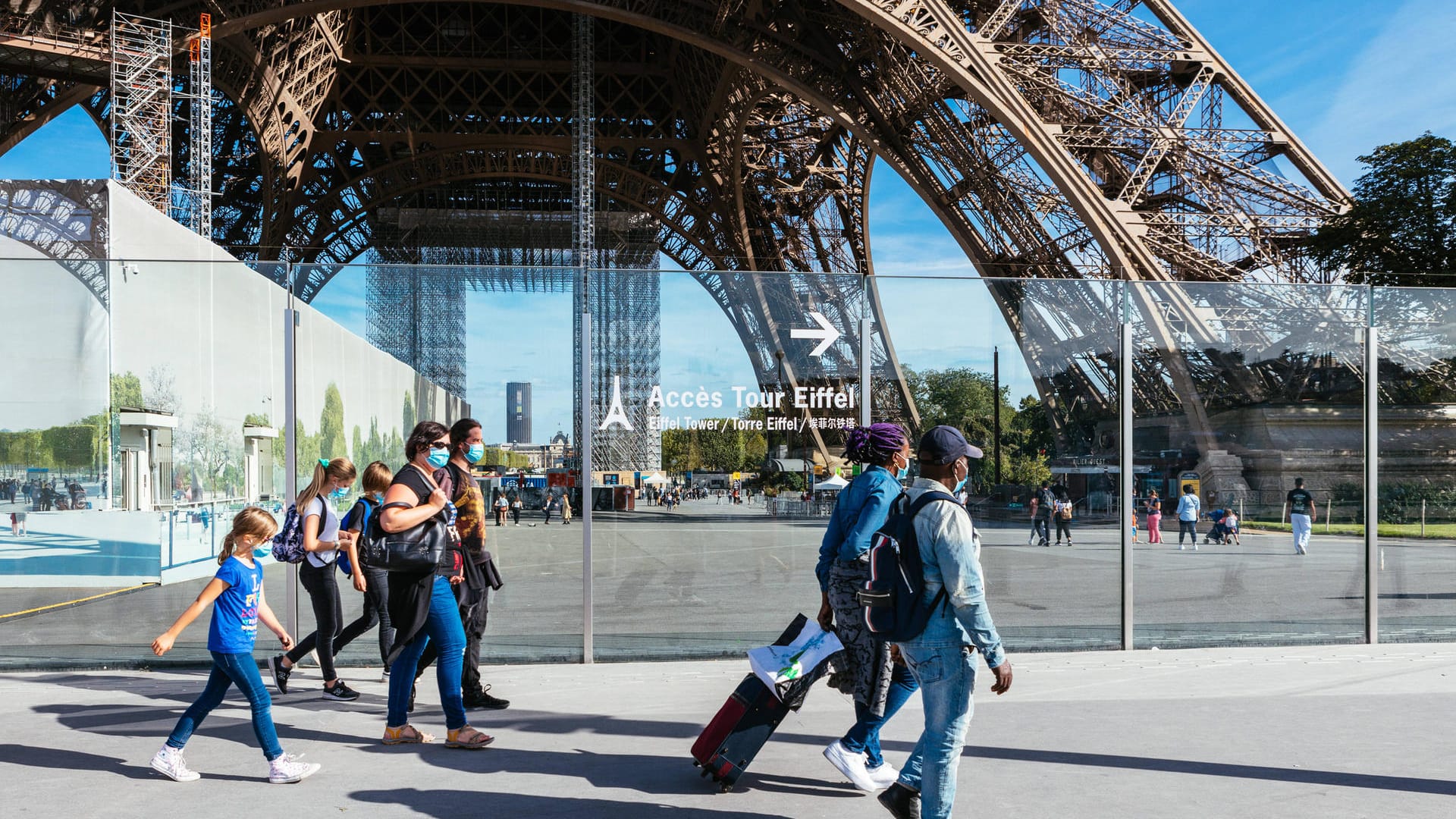 Touristen vor dem Eiffelturm: Die Infektionszahlen in Frankreich sinken derzeit, viele Maßnahmen wurden gelockert.