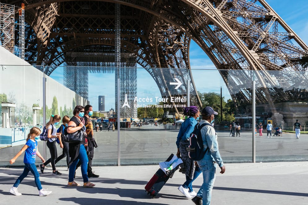 Touristen vor dem Eiffelturm: Die Infektionszahlen in Frankreich sinken derzeit, viele Maßnahmen wurden gelockert.