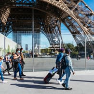 Touristen vor dem Eiffelturm: Die Infektionszahlen in Frankreich sinken derzeit, viele Maßnahmen wurden gelockert.