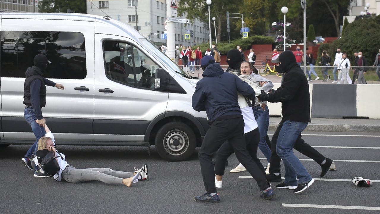 Ohne Skrupel: Vermummte Polizisten in Zivil nehmen Demonstrantinnen in Minsk fest. Ohne Skrupel: Vermummte Polizisten in Zivil nehmen Demonstrantinnen in Minsk fest.