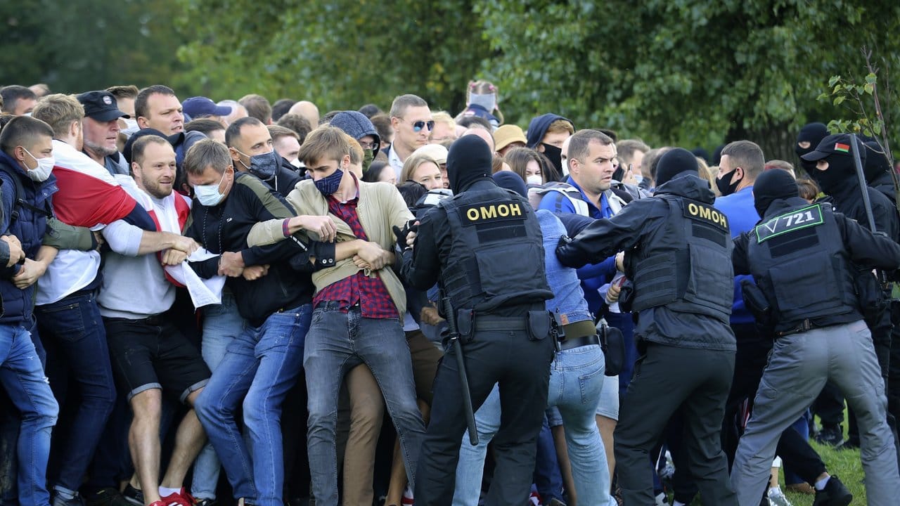 Polizisten der Spezialeinheit OMON Demonstranten in Minsk zurück.