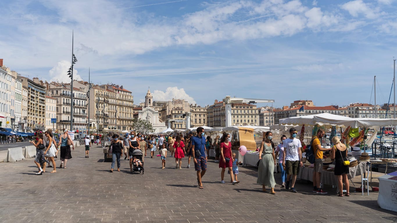 Touristen in Marseille: Auf Märkten gilt weiterhin eine Maskenpflicht im Freien.
