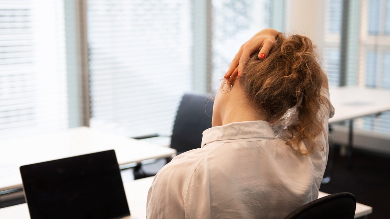 Zwickt der Nacken? Regelmäßiges Dehnen der Muskulatur kann bei Verspannungen helfen.