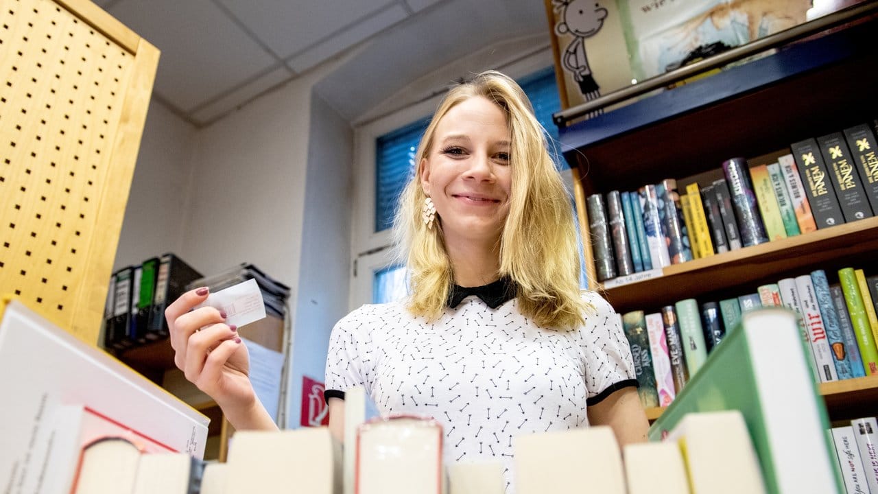 Die Corona-Zeit hat bei vielen Lese-Lust geweckt: Sophie Schmale hat als angehende Buchhändlerin immer Empfehlungen für die Kundinnen und Kunden parat. Die Corona-Zeit hat bei vielen Lese-Lust geweckt: Sophie Schmale hat als angehende Buchhändlerin immer Empfehlungen für die Kundinnen und Kunden parat.