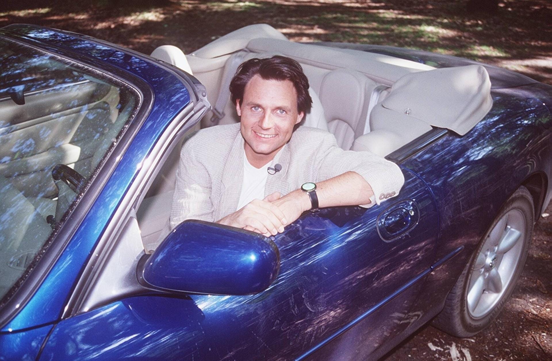 Für eine TV-Show: Wolfgang Bahro posiert im Auto (1999).