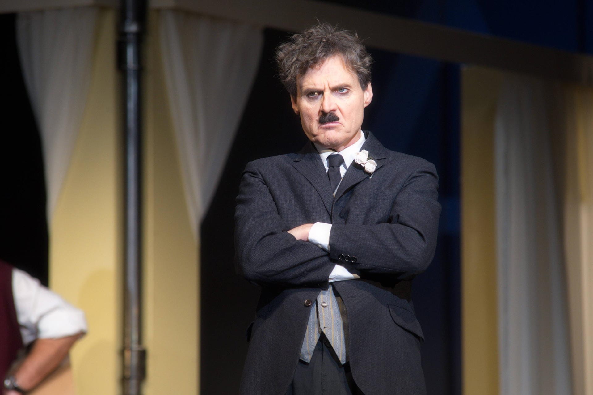 2017: Wolfgang Bahro spielt im Stück "Ein gewisser Charles Spencer Chaplin" im Schlossparktheater in Berlin Charlie Chaplin.