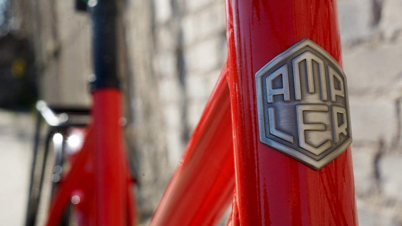 Markenlogo auf "Racing Red": Mit dem roten Lack sticht das Stellar des estnischen Herstellers besonders ins Auge.