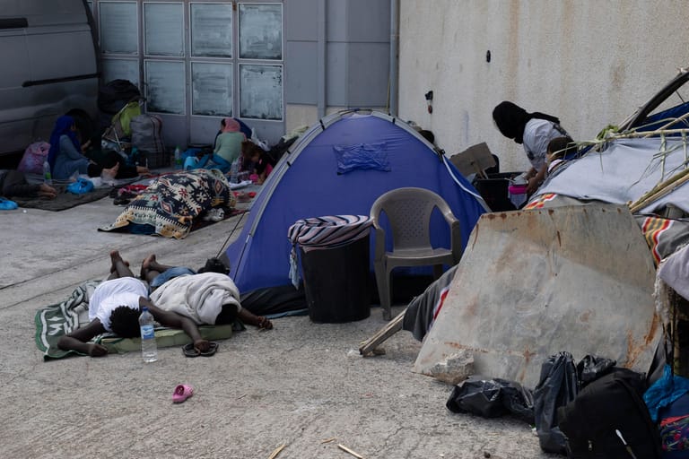Migranten schlafen neben einem Zelt in der Nähe der Stadt Mytilene an der nordöstlichen Seite der Insel Lesbos. Der griechische Migrationsminister Mitarakis hat nach dem Brand des Flüchtlingslagers Moria alle obdachlosen Migranten auf Lesbos dazu aufgerufen, umgehend das neue, provisorische Zeltlager zu beziehen. Viele der Menschen haben jedoch Angst, im Lager eingesperrt zu werden, so gut wie alle hoffen auf eine Umsiedlung auf das griechische Festland oder in ein anderes europäisches Land.