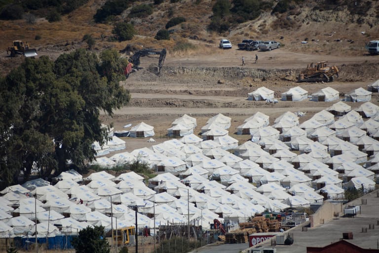 Neu aufgebaute Zelte für die Umsiedlung von Migranten und Flüchtlingen stehen im provisorischen Zeltlager Kara Tepe wenige Kilometer nördlich der Ortschaft Mytilini. Viele Migranten wollen nicht dort einziehen.