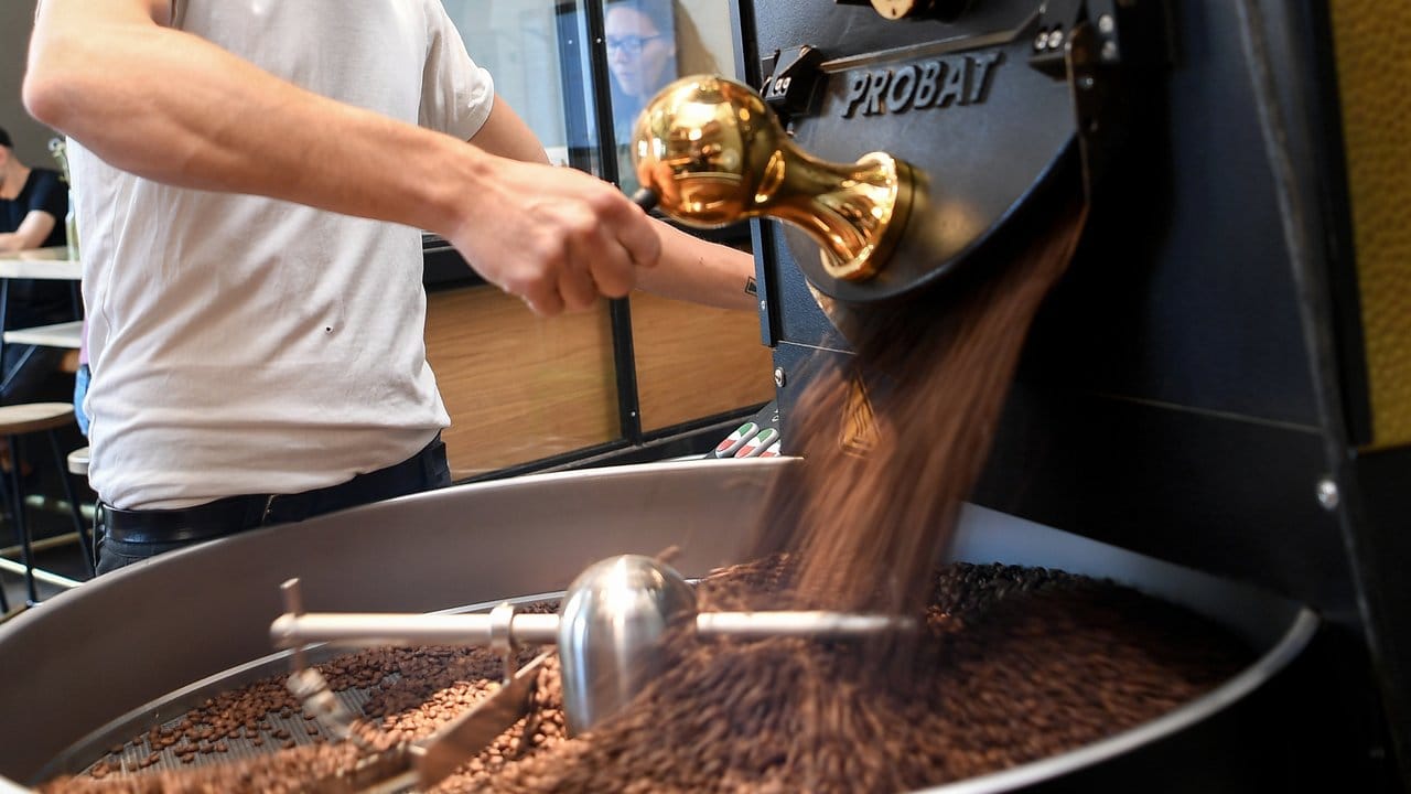 In Profi-Betrieben kommen bei der Kaffeeröstung meistens solche Trommelröster zum Einsatz.