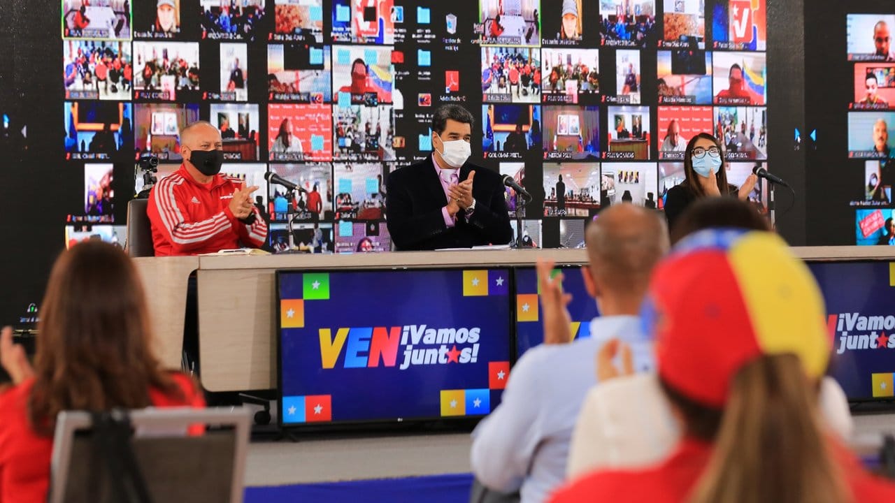 Nicolas Maduro (M), Präsident von Venezuela, nimmt an einer Veranstaltung mit Kandidaten für die Nationalversammlung teil.