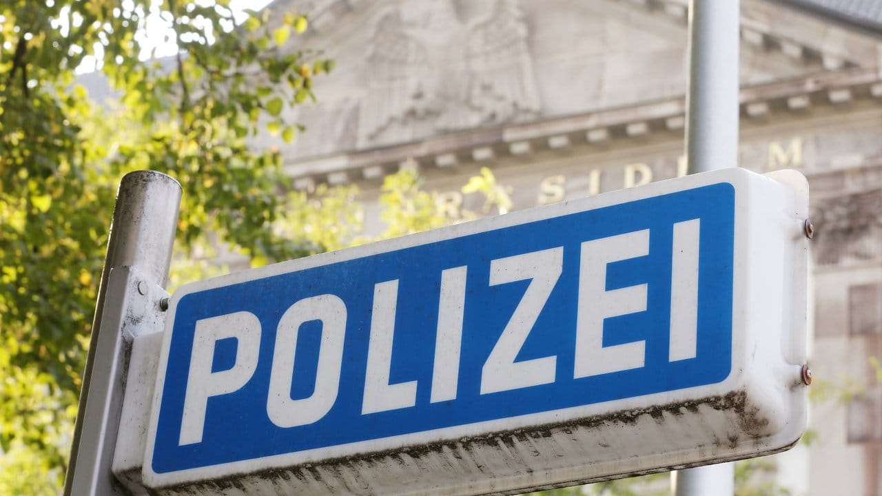 Fast 30 Polizisten in Nordrhein-Westfalen stehen unter Verdacht, jahrelang rechtsextremen Chat-Gruppen angehört zu haben.