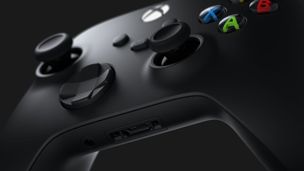 Fast alles beim Alten: Den Xbox-Controller hat Microsoft kaum verändert, neu ist nur die Share-Taste in der Mitte.