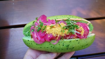 Veganer Hotdog: Rein pflanzliche Ernährung muss nicht langweilig sein – zudem reduziert sie klimaschädliche Emissionen.