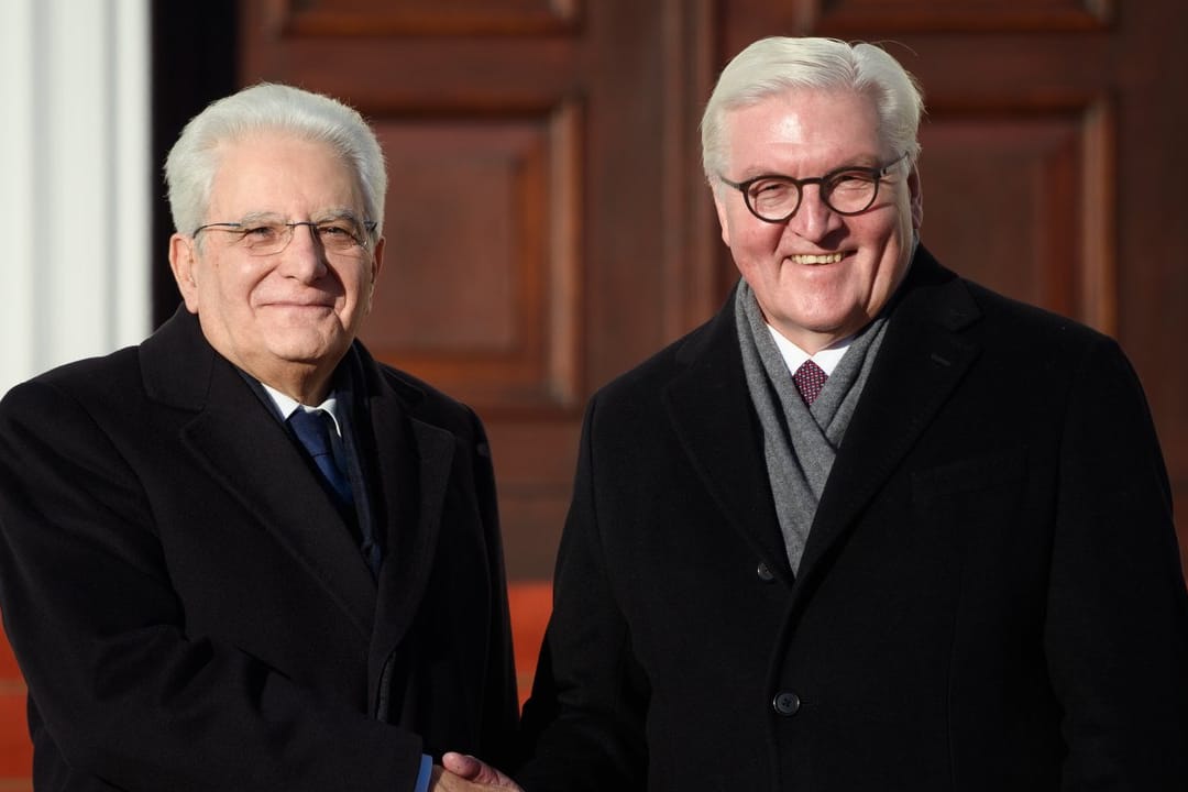 Bundespräsident Frank-Walter Steinmeier (r) trifft auf Italiens Präsident Sergio Mattarella.