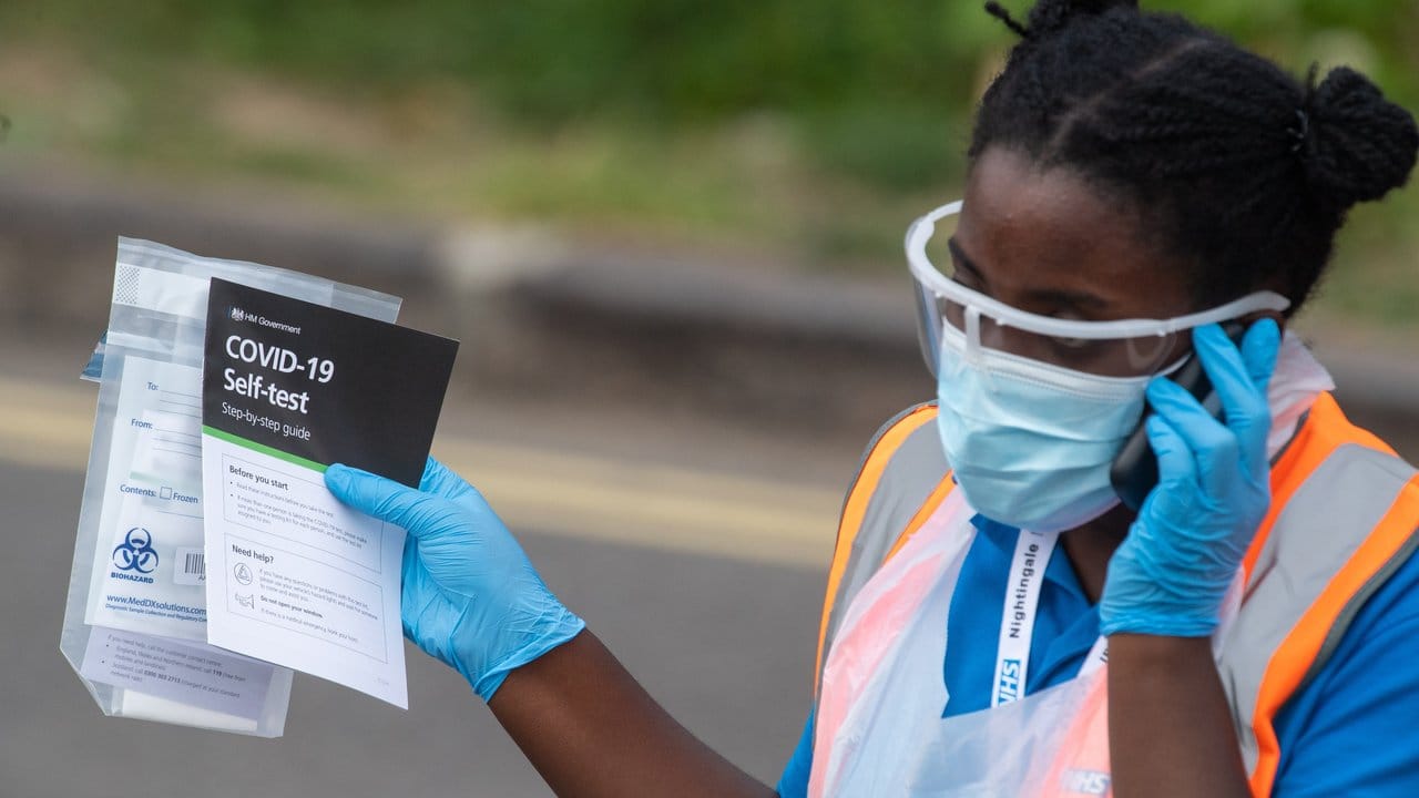 Eine medizinische Mitarbeiterin verteilt Selbsttest-Kits in einem Corona-Testzentrum im Londoner Stadtbezirk Southwark.