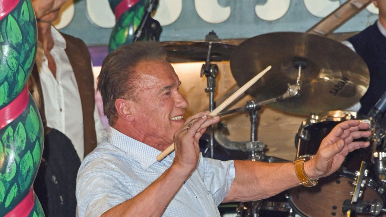 Eine Riesengaudi: Arnold Schwarzenegger als Kapellmeister. Eine Riesengaudi: Arnold Schwarzenegger als Kapellmeister.