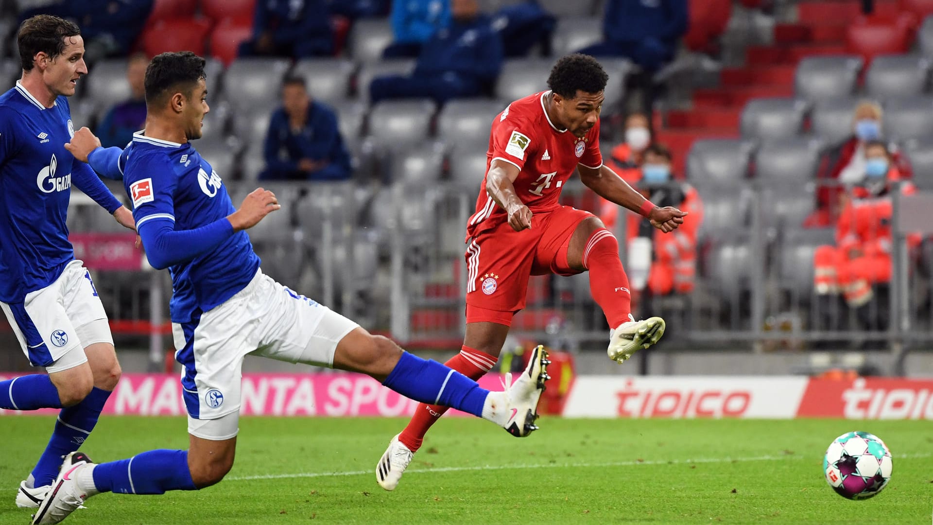 Die neue Bundesligasaison beginnt, wie die alte aufgehört hat: Bayern München dominiert in allen Belangen und thront auf Platz eins. Gegen Schalke 04 gelang dem FCB mit 8:0 der höchste Sieg, den es jemals in einem Auftaktspiel gab. Dabei überzeugten die Bayern auf ganzer Linie – und die Schalker erwischen einen ganz schwachen Tag. t-online hat die Noten beider Teams.