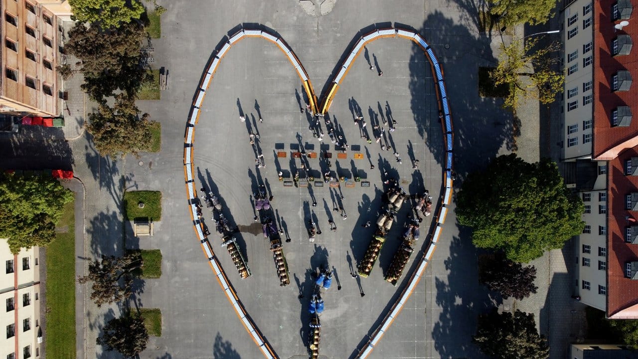 Ein überdimensionales Herz aus Bierbänken auf dem ehemaligen Exerzierplatz der Luitpold Kaserne geformt.