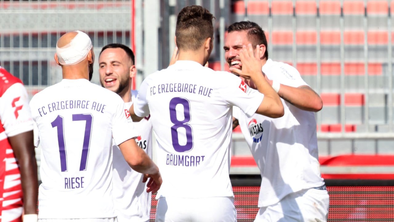 Die Spieler von Erzgebirge Aue feiern das 3:0 im Spiel gegen die Würzburger Kickers.