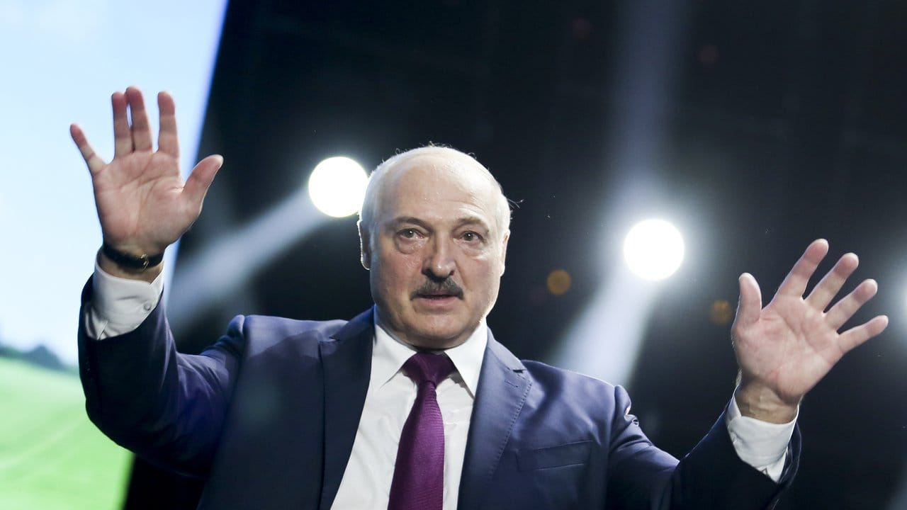 Alexander Lukaschenko (M), Präsident von Belarus, gestikuliert bei einer Rede vor einem Frauenforum in Minsk.