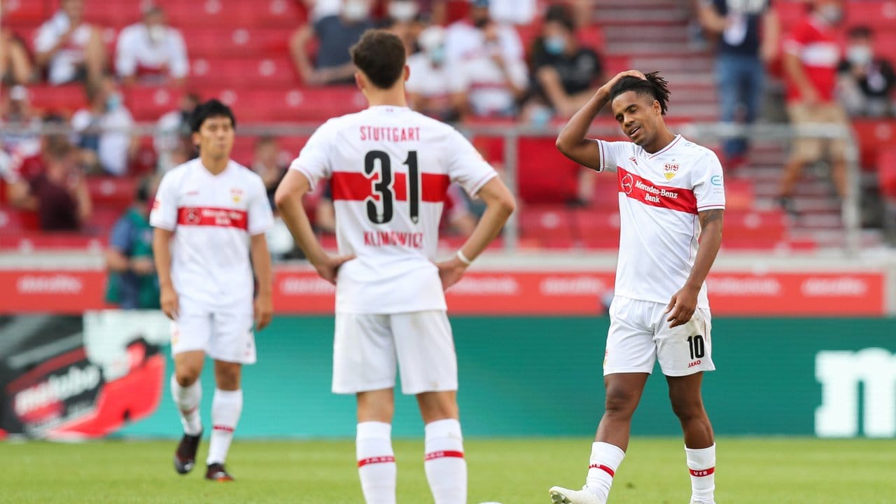 Die Stuttgarter Spieler hadern sichtlich mit der Heimniederlage im Spiel gegn den SC Freiburg.