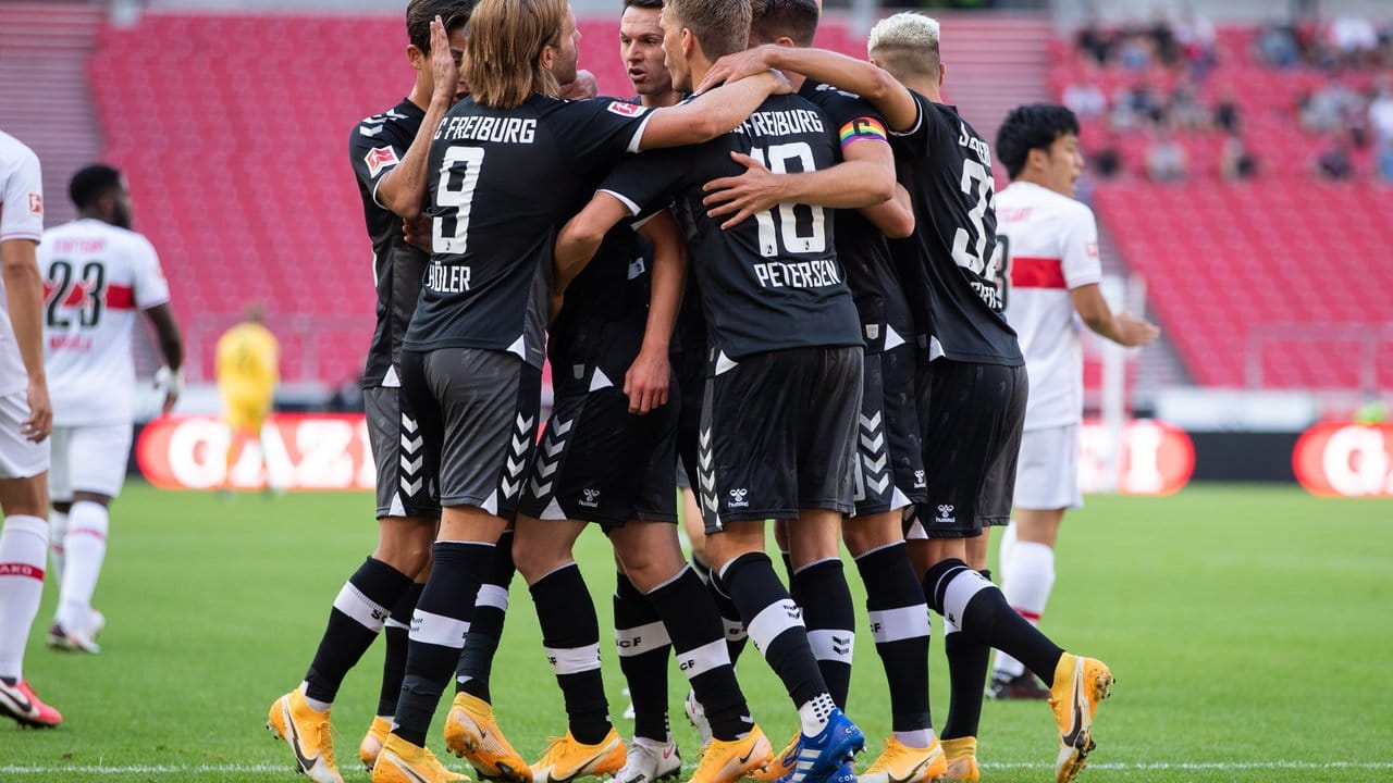 Die Spieler des SC Freiburg feiern einen Treffer gegen den VfB Stuttgart.