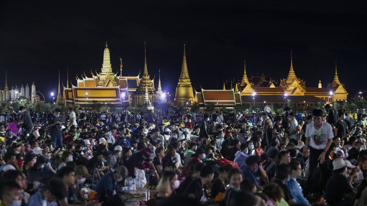 Demonstranten auf den riesigen Platz Sanam Luang im historischen Zentrum von Bangkok, unweit des alten Königspalastes.