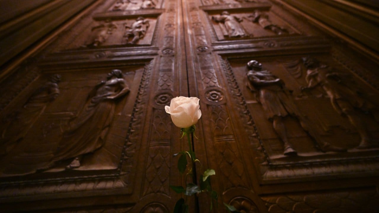 Eine Rose steckt in der Tür des Obersten Gericht der USA, in Gedenken an die Richterin Ruth Bader Ginsburg.