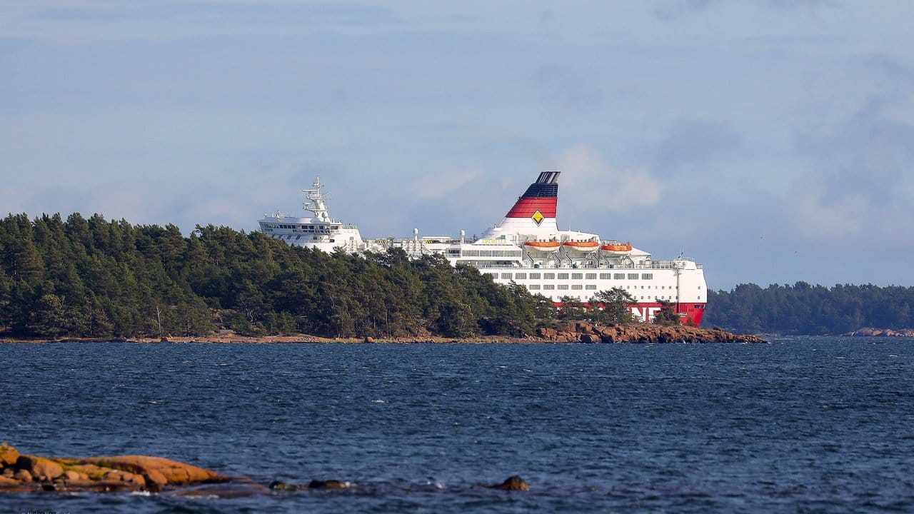 Das Fährschiff Amorella von Viking Line lief bei Langnäs auf Aland in den finnischen Schären auf Grund.