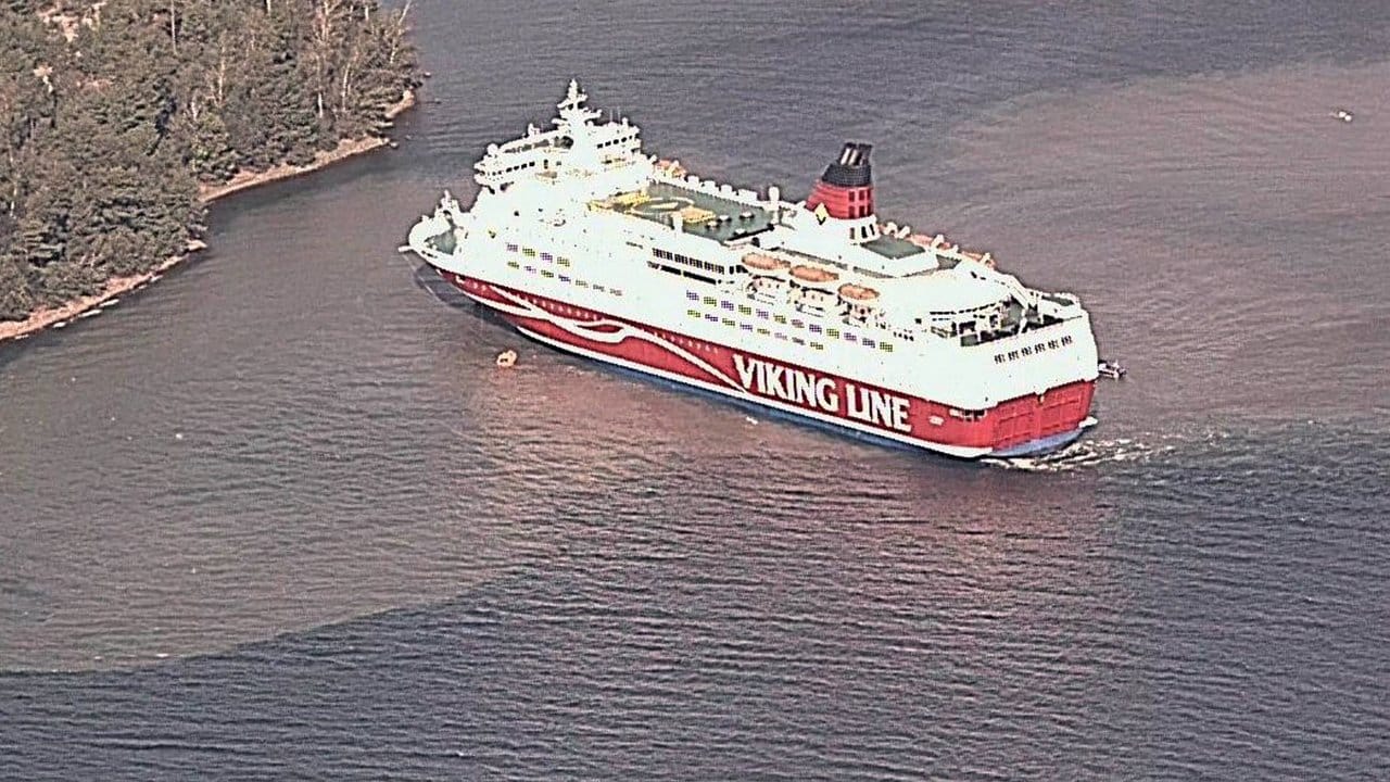 Luftaufnahme der havarierten Kreuzfahrtschiffs Amorella in den finnischen Schären.