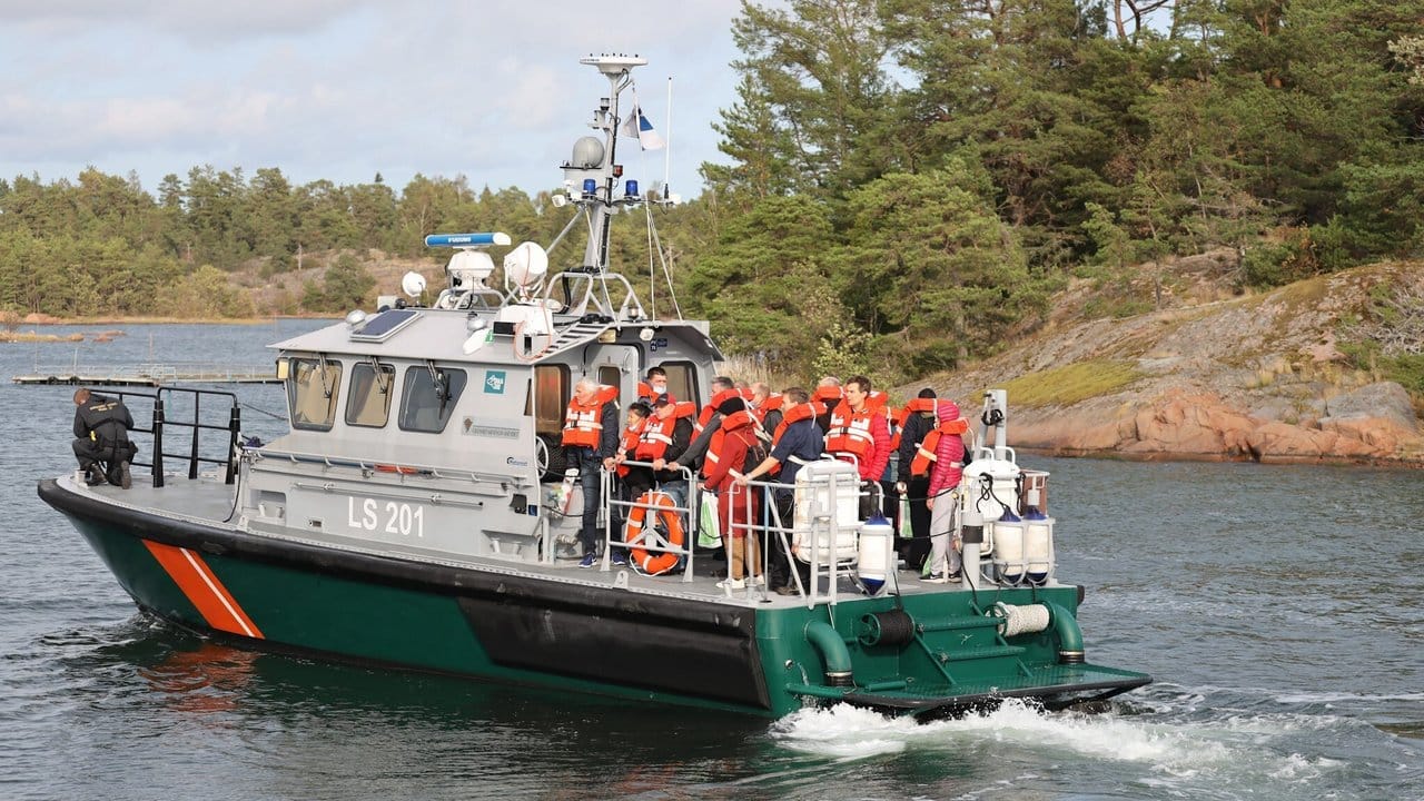 Ein Grenzschutzboot bringt die Passagiere von der auf Grund gelaufenen Ostsee-Fähre in Sicherheit.