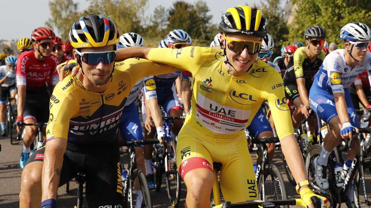 Der Slowene Tadej Pogacar (r) vom UAE Team Emirates, der das gelbe Trikot des Gesamtführenden trägt, umarmt seinen Landsmann Primoz Roglic vom Team Jumbo-Visma am Start der letzten Etappe. Der Slowene Tadej Pogacar (r) vom UAE Team Emirates, der das gelbe Trikot des Gesamtführenden trägt, umarmt seinen Landsmann Primoz Roglic vom Team Jumbo-Visma am Start der letzten Etappe.