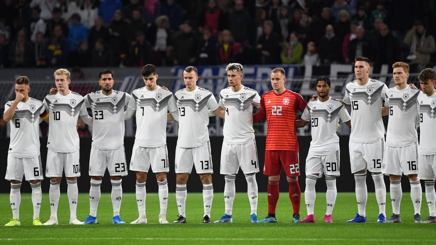 Platz 2: "Halt die Fresse!" (DFB-Fan Jans Jäkel unterbricht als Stadionbesucher einen Störer der Gedenkminute für die Opfer des Anschlags in Halle vor dem Spiel der DFB-Elf gegen Argentinien)