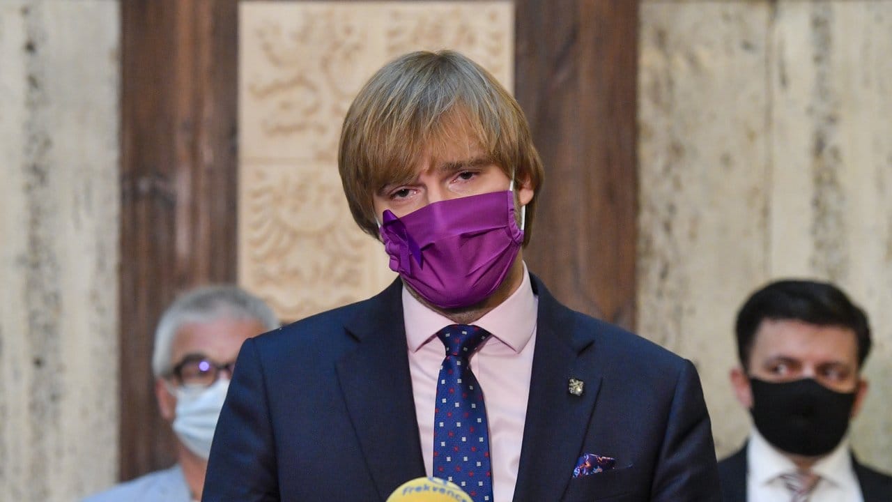 Der tschechische Gesundheitsminister Adam Vojtech ist angesichts steigender Corona-Infektionszahlen zurückgetreten. Der tschechische Gesundheitsminister Adam Vojtech ist angesichts steigender Corona-Infektionszahlen zurückgetreten.
