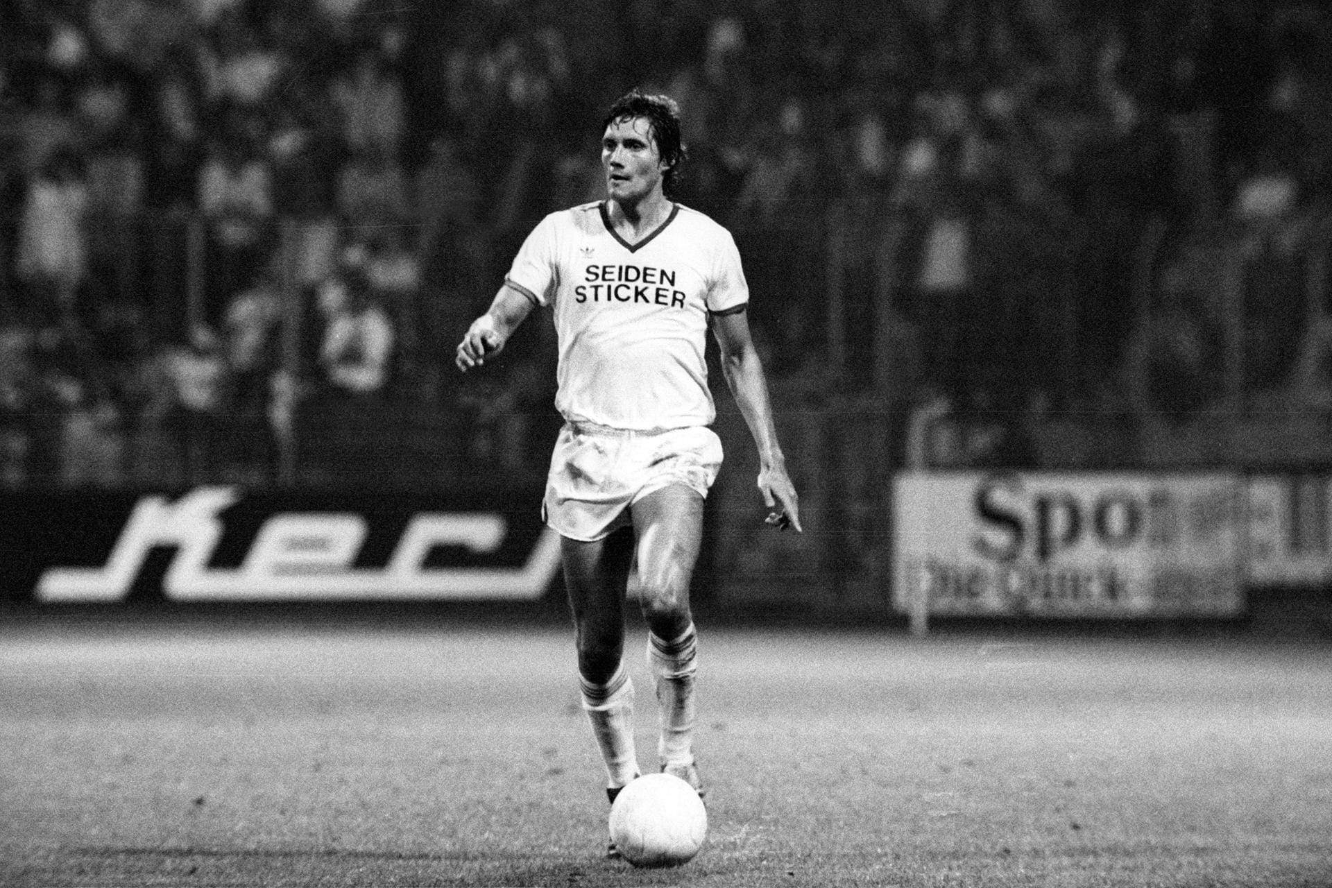 Wolfgang Pohl (1973-1985) – Pohl war bis 2009 Rekord-Bundesligaspieler der Arminia (167 Einsätze), ehe er von Rüdiger Kauf abgelöst wurde. Nach seiner Fußballlaufbahn schlug er eine Karriere im Marketing ein. Bis 2018 führte er 28 Jahre lang als Direktor die Marketing-Abteilung eines Verlags.