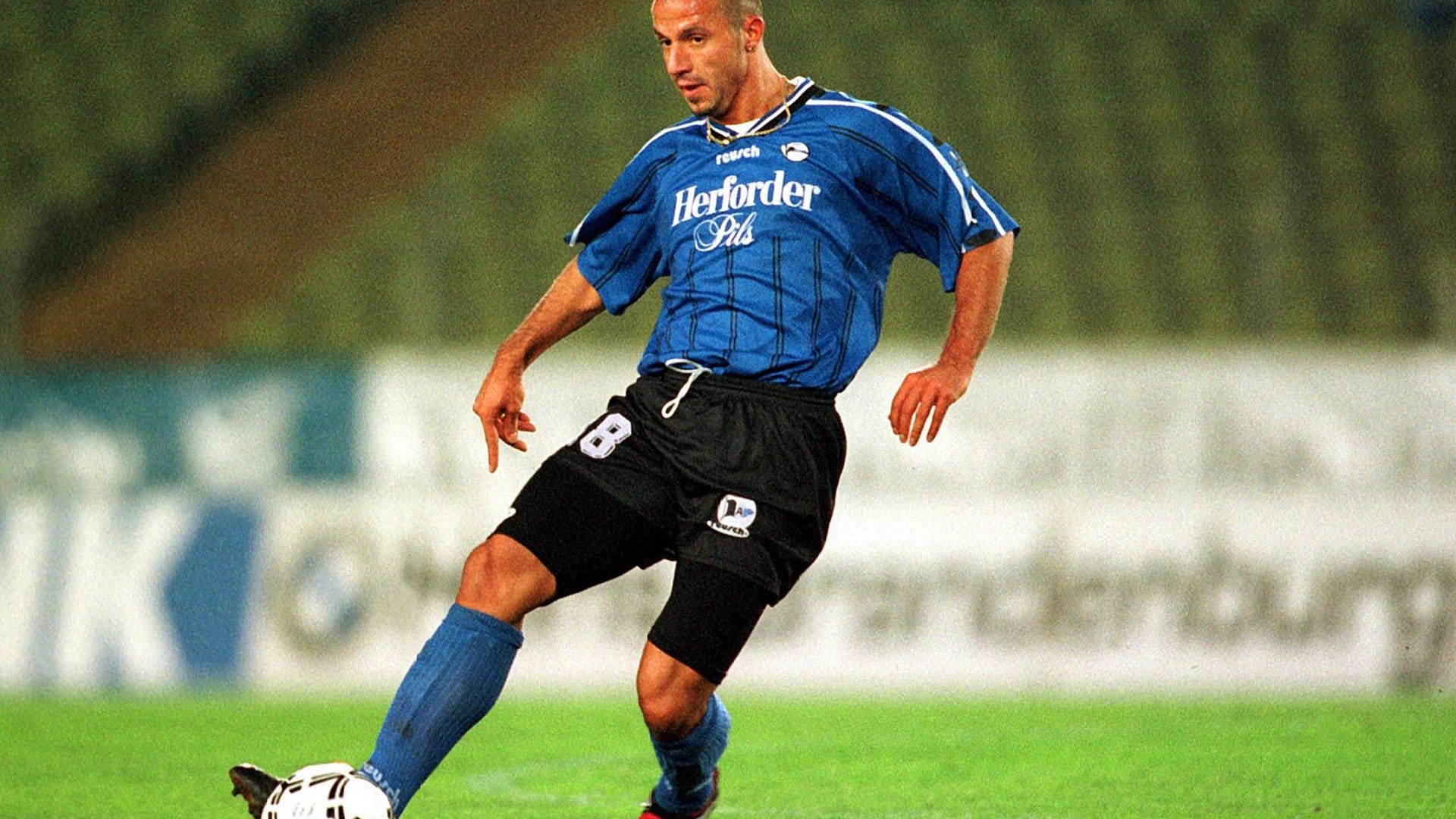 Giuseppe Reina (1996-1999) – Drei Jahre stürmte der im Ruhrpott geborene Deutsch-Italiener für die Ostwestfalen in der Bundesliga, bevor er sich 1999 Borussia Dortmund anschloss und 2002 die Deutsche Meisterschaft feierte. Nach seinem Karriereende 2006 versuchte sich Reina als Jugendtrainer, bevor er nach Österreich auswanderte, wo er zwischenzeitlich als Kellner in einem Skigebiet arbeitete. Dem Fußball ist er auch in den Alpen verbunden geblieben: Er engagiert sich in Tirol als Trainer in Amateurvereinen.