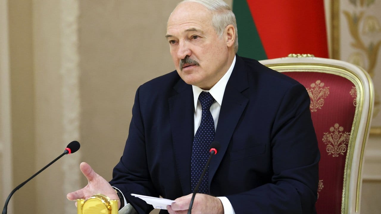 Alexander Lukaschenko hat sich laut Staatsmedien ins Präsidentenamt von Belarus einführen lassen.