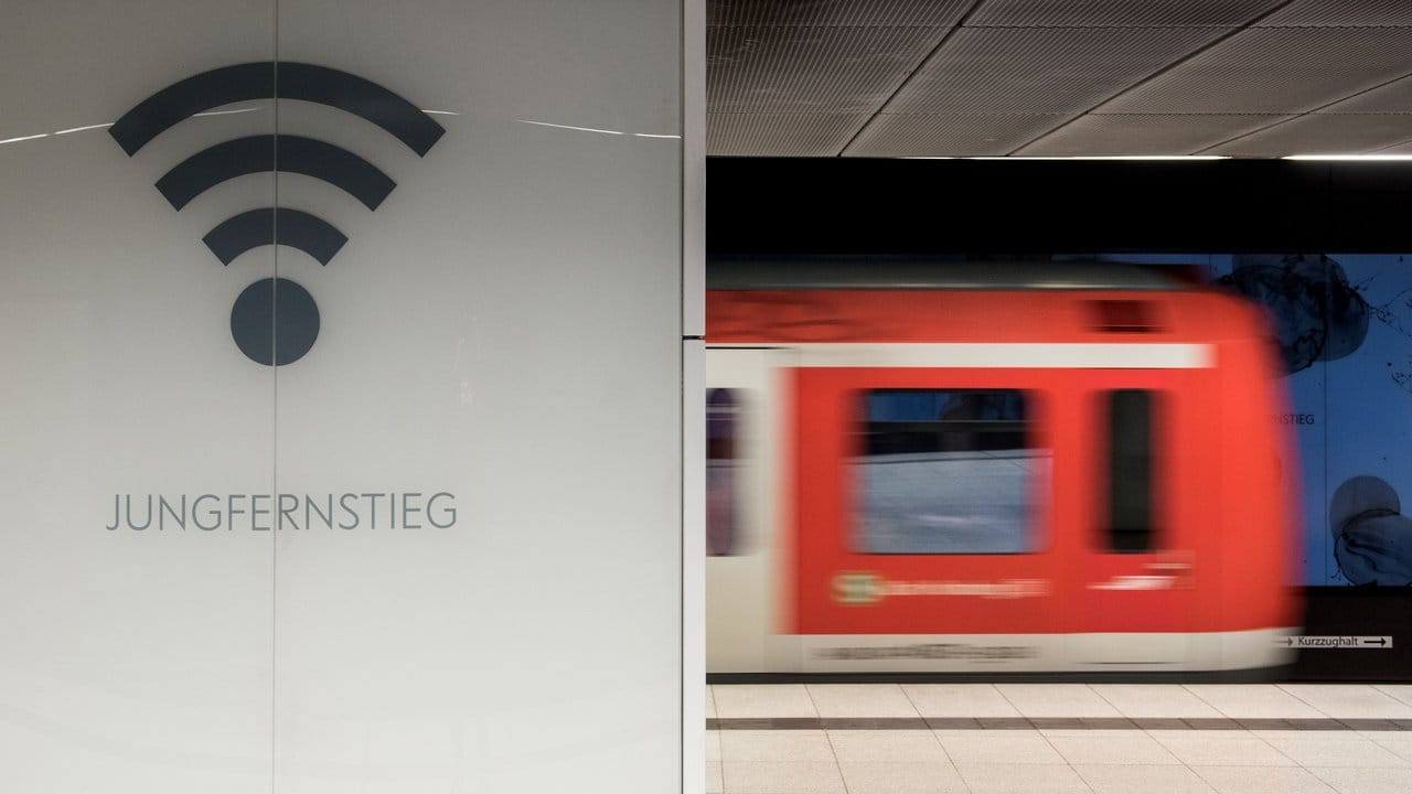 Eine S-Bahn in Hamburg: Reisende im Fernverkehr sollen bei ihrer Ankunft am Bahnhof bald nicht extra in ein neues Netz einwählen müssen.